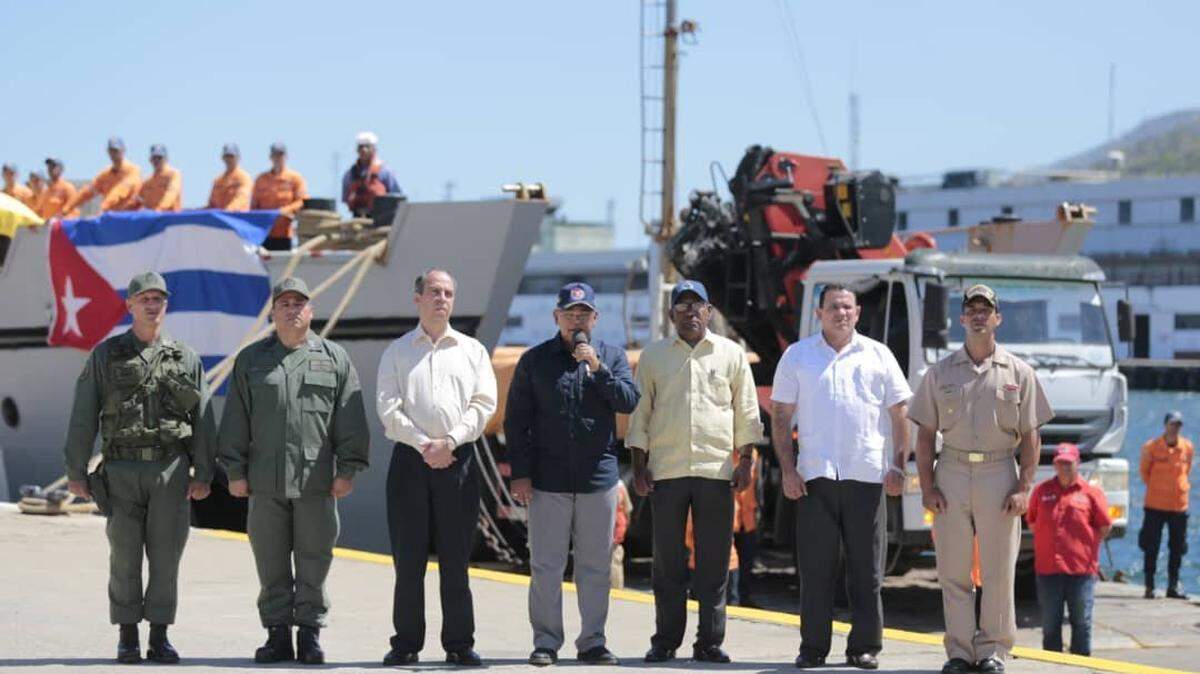 Cuban and Venezuelan officials supervised the departure of a military ship with construction materials destined for Cuba. Holding the microphone is Néstor Ruiz Reverol, Minister of the Interior. On his left is the Cuban ambassador in Venezuela, Rogelio Polanco and on his right is Aristóbulo Istúriz, Minister of Education.