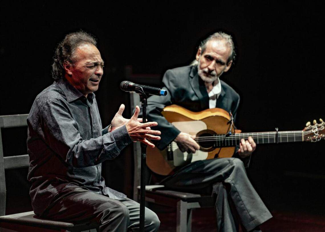 Guillermo Campos “Morenito de Illora” singing alongside Paco Fonta on guitar.