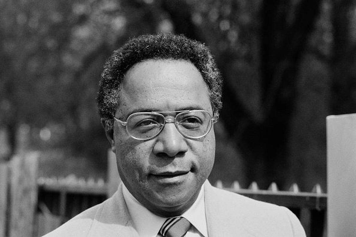 American writer and author Alex Haley (1921 - 1992), UK, 12th April 1977. (Photo by Hilaria McCarthy/Daily Express/Hulton Archive/Getty Images)