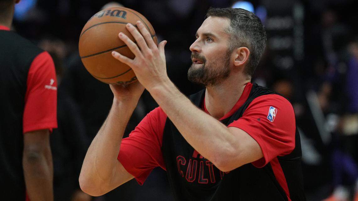 Miami Heat forward Kevin Love (42) warms-up before a game against the Phoenix Suns at Kaseya Center.
