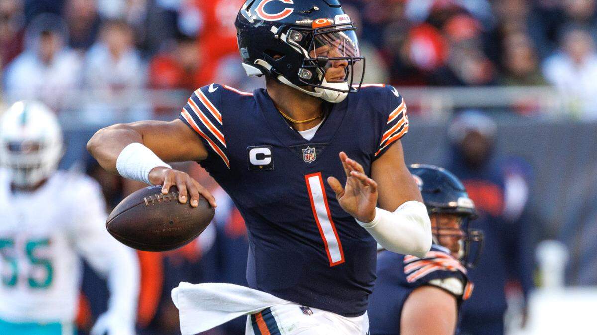 Chicago Bears quarterback Justin Fields (1) sets up to pass during third quarter of NFL football game against Miami Dolphins at Soldier Field on Sunday, November 6, 2022 in Chicago, Illinois.