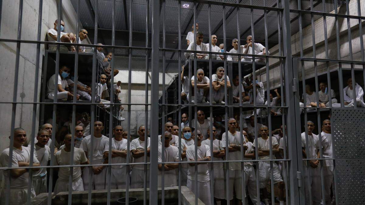 SAN VICENTE, EL SALVADOR – 6 de febrero: Reclusos en celdas del CECOT, la mayor prisión de América Latina, inaugurada en 2023 como parte del plan de Nayib Bukele contra las pandillas. La ONU y ONG han denunciado abusos, mientras el gobierno asegura que el país pasó de tener la tasa de homicidios más alta a la más baja del hemisferio.