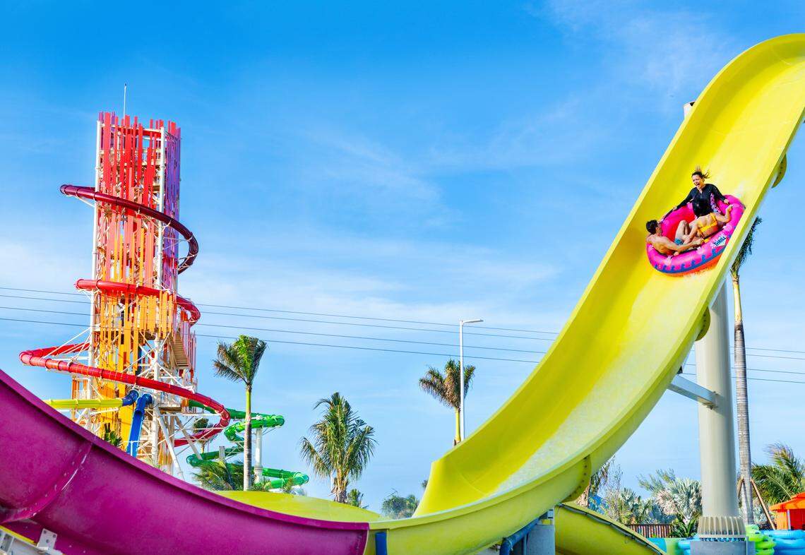 Royal Caribbean Cruises Ltd. reabrió su destino privado en Bahamas, Perfect Day, en Coco Cay, en mayo, luego de una renovación de $ 250 millones. Cuenta con un parque acuático con el tobogán acuático más alto de América del Norte, según la compañía.