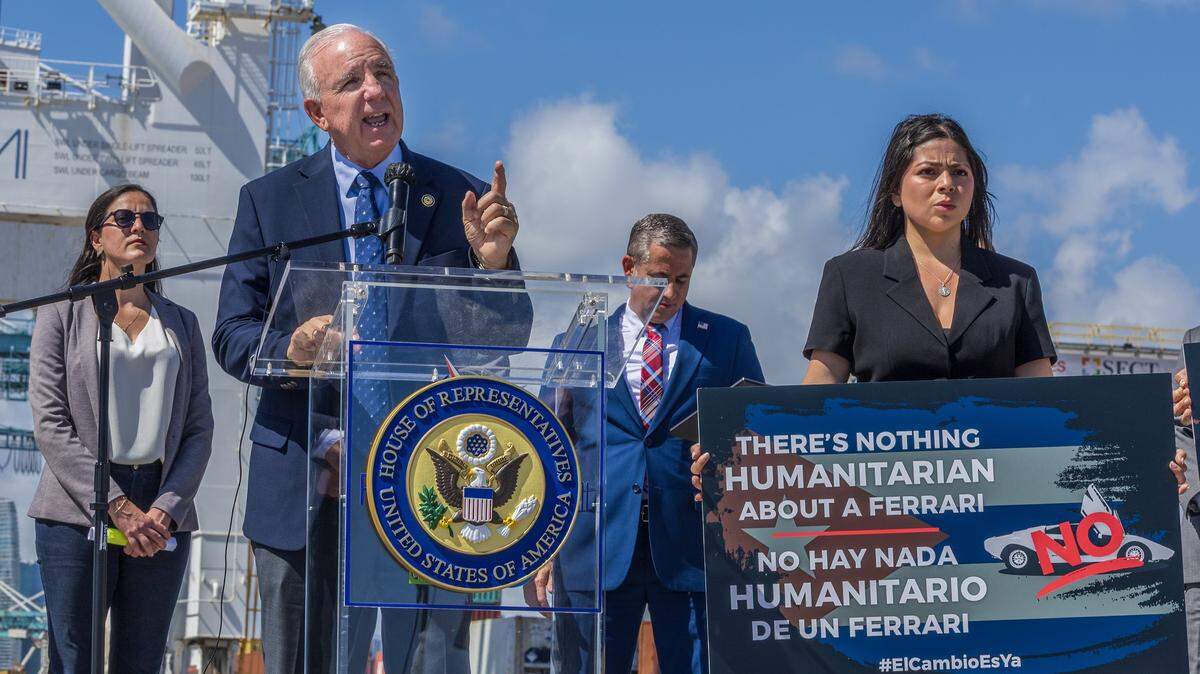 Un grupo de funcionarios electos y líderes de la comunidad cubana exiliada, entre ellos la embajadora Rosa María Payá (extrema izquierda) y el recaudador de impuestos del condado Miami-Dade, Dariel Fernández (segundo desde la derecha), se unieron al congresista Carlos Giménez, mientras habla, durante una conferencia de prensa en el Puerto de Miami, para esbozar medidas decisivas destinadas a poner fin al régimen cubano y acelerar una transición democrática en la isla. el martes 17 de febrero de 2026.