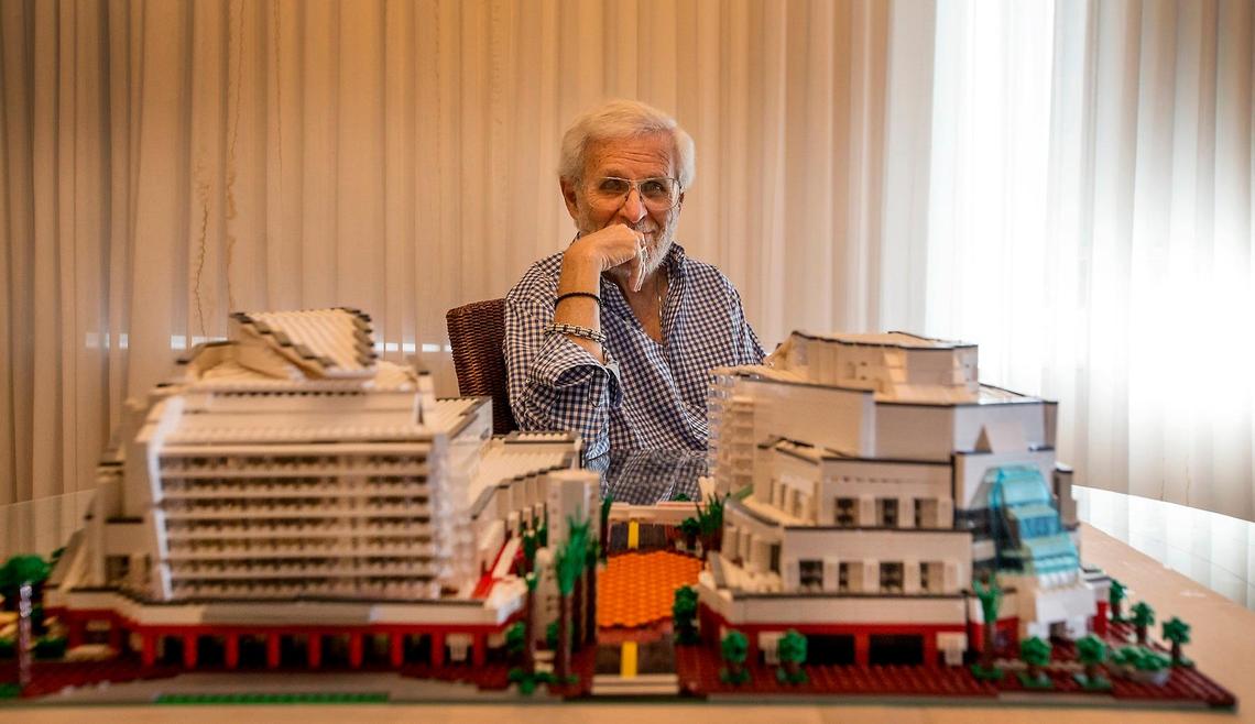 Stu Blumberg, fotografiado en su casa el 7 de noviembre de 2018, ha reunido un modelo del Centro Adrienne Arsht de Miami para las Artes Escénicas de Legos.