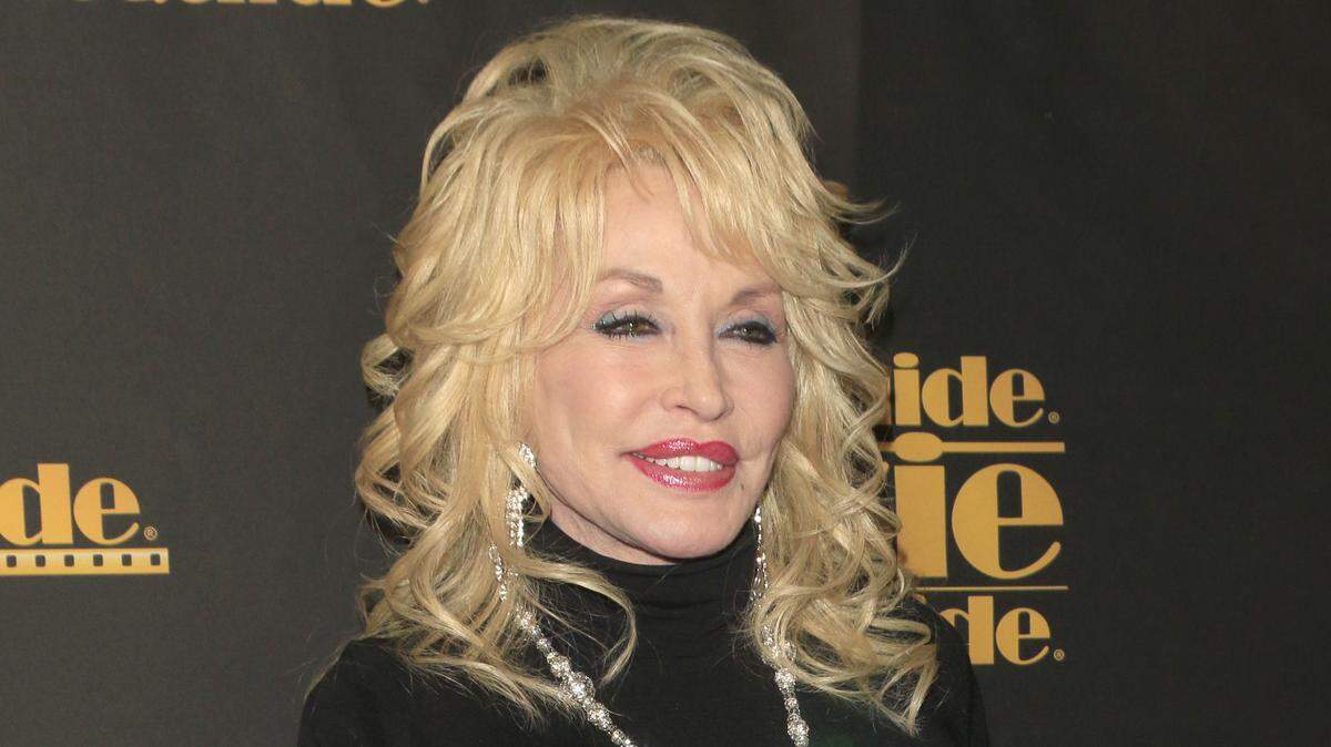 dolly parton at movieguide awards hilton hotel
