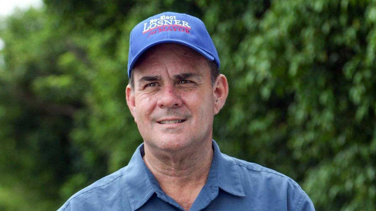 El alcalde de Homestead, Steven Losner, que finalmente ganó la reelección por un margen estrecho el 2 dde noviembre, recorre la ciudad el 3 de septiembre de 2021.