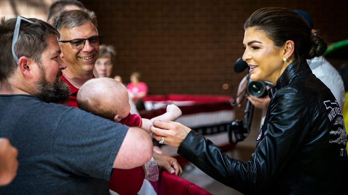 Casey DeSantis, esposa del gobernador de Florida y excandidato presidencial Ron DeSantis, saluda a Mike Williams y a su hijo Sawyer, de 3 meses, durante la recaudación de fondos anual Roast and Ride para la senadora estadounidense Joni Ernst, el sábado 3 de junio de 2023, en el recinto ferial del estado de Iowa en Des Moines, Iowa.