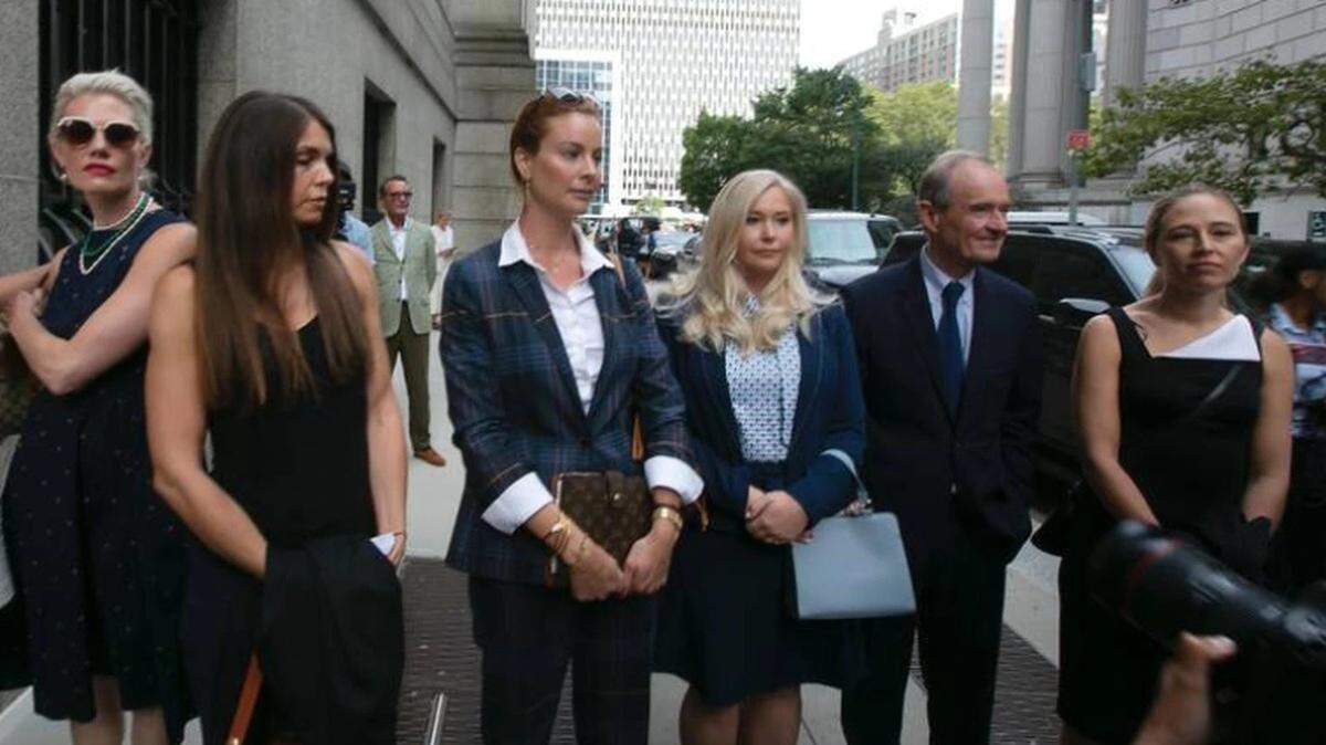 El abogado David Boies camina junto a algunas de las presuntas víctimas de abusos sexuales de Jeffrey Epstein al entrar al tribunal federal en Nueva York, en 2019.