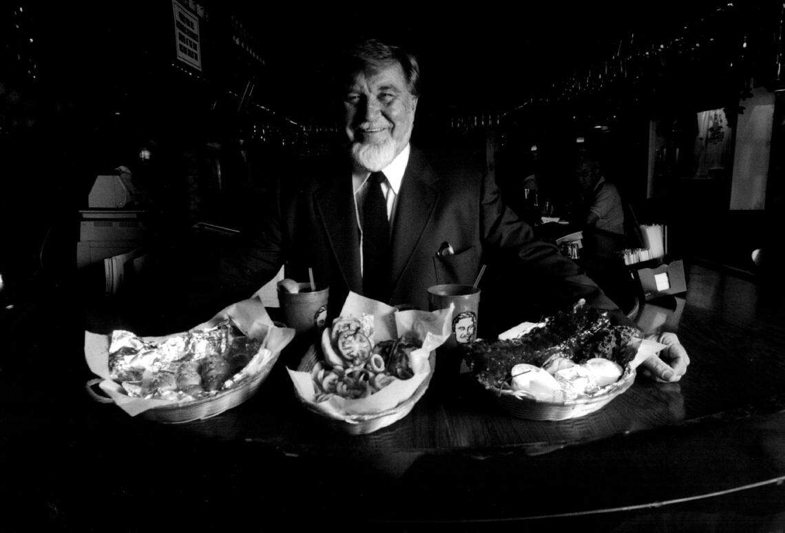 In 1993, Joe Flanigan, then president of the Flanigan’s Enterprises, with ribs, chicken and rolls at a Flanigan’s on State Road 7 in Broward.
