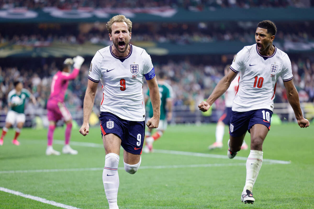 TOPSHOT - England's forward #09 Harry Kane celebrates scoring his team's third goal with England's midfielder #10 Jude Bellingham during the 2026 World Cup round of 16 football match between Mexico and England at the Mexico City Stadium in Mexico City on July 5, 2026. (Photo by Rodrigo Oropeza / AFP via Getty Images)