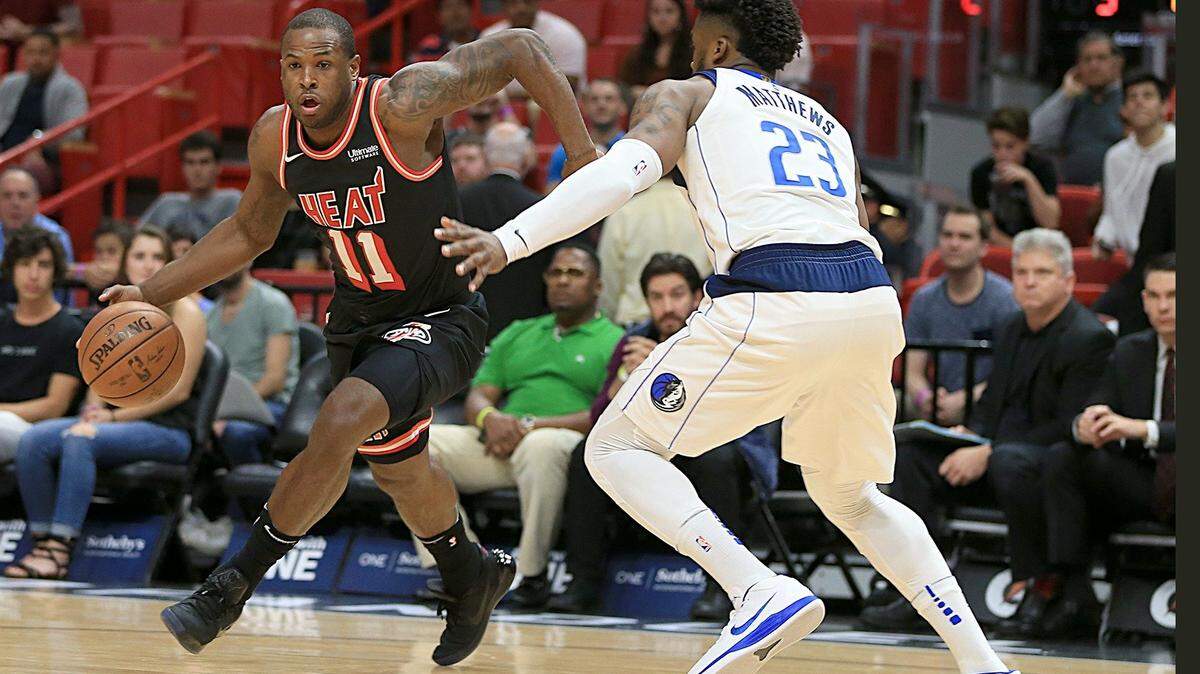El escolta del Heat Dion Waiters inicia su penetración al aro frente al defensa de los Mavericks Wesley Matthews, el 22 de diciembre del 2017 en el American Airlines Arena.
