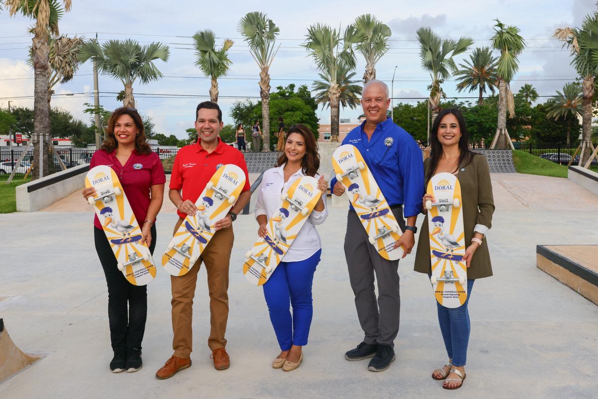 De izquierda a derecha: la concejal de la ciudad de Doral, Digna Cabral, el concejal Rafael Pineyro, la alcaldesa de la ciudad de Doral, Christi Fraga, el vicealcalde de la ciudad de Doral, Oscar Puig-Corve, y la concejal Maureen Porras, sostienen patinetas mientras llegan a la foto tomada en el skatepark durante la inauguración de la parte este del Doral Central Park en 3005 NW 92nd Ave. en Doral, Florida, el lunes 26 de agosto de 2024.