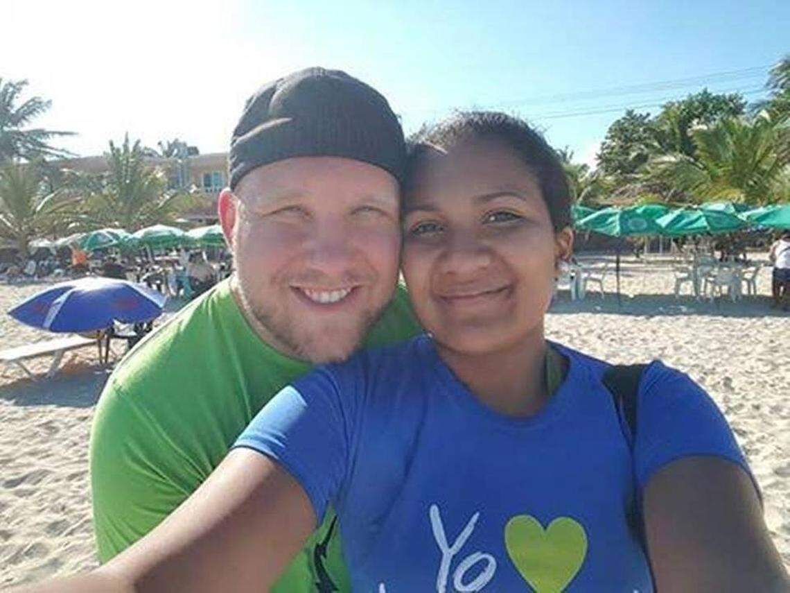 Joshua Holt y Thamara Caleño estaban recién casados cuando fueron arrestados en el 2016 en Venezuela por posesión de armas.
