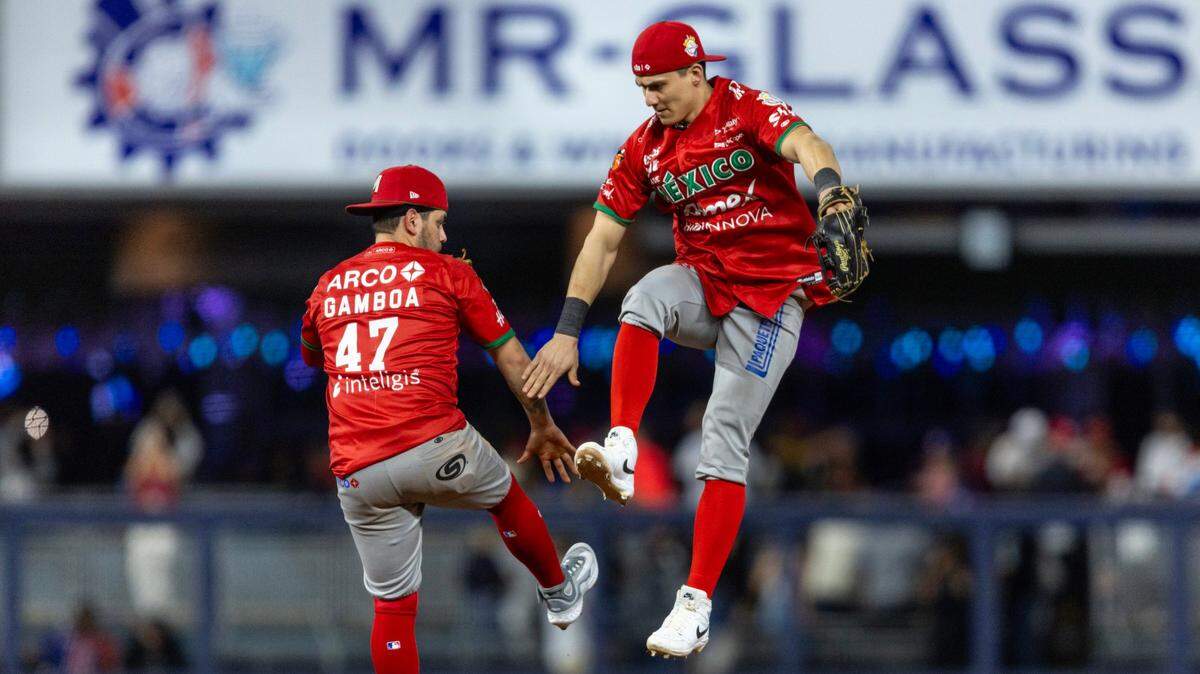 Los jugadores de México Juan Carlos Gamboa (izq.) y José Cugador celebran tras el triunfo 9-1 ante República Dominicana, en el partido de la Serie del Caribe celebrado el 4 de febrero de 2024 en Miami.