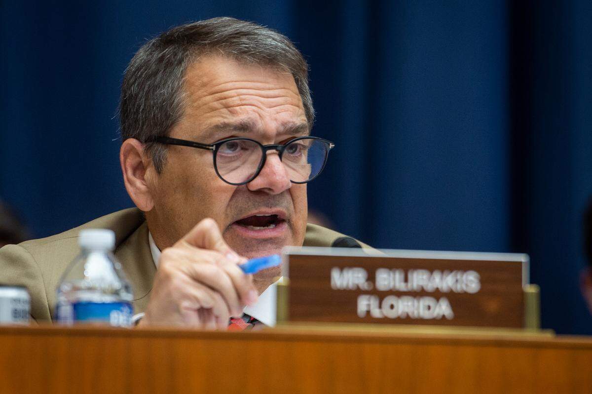 Gus Bilirakis, representante de la Florida, interroga a Shou Chew, presidente ejecutivo de TikTok, durante una audiencia de la Comisión de Energía y Comercio de la Cámara de Representantes, en marzo de 2023.