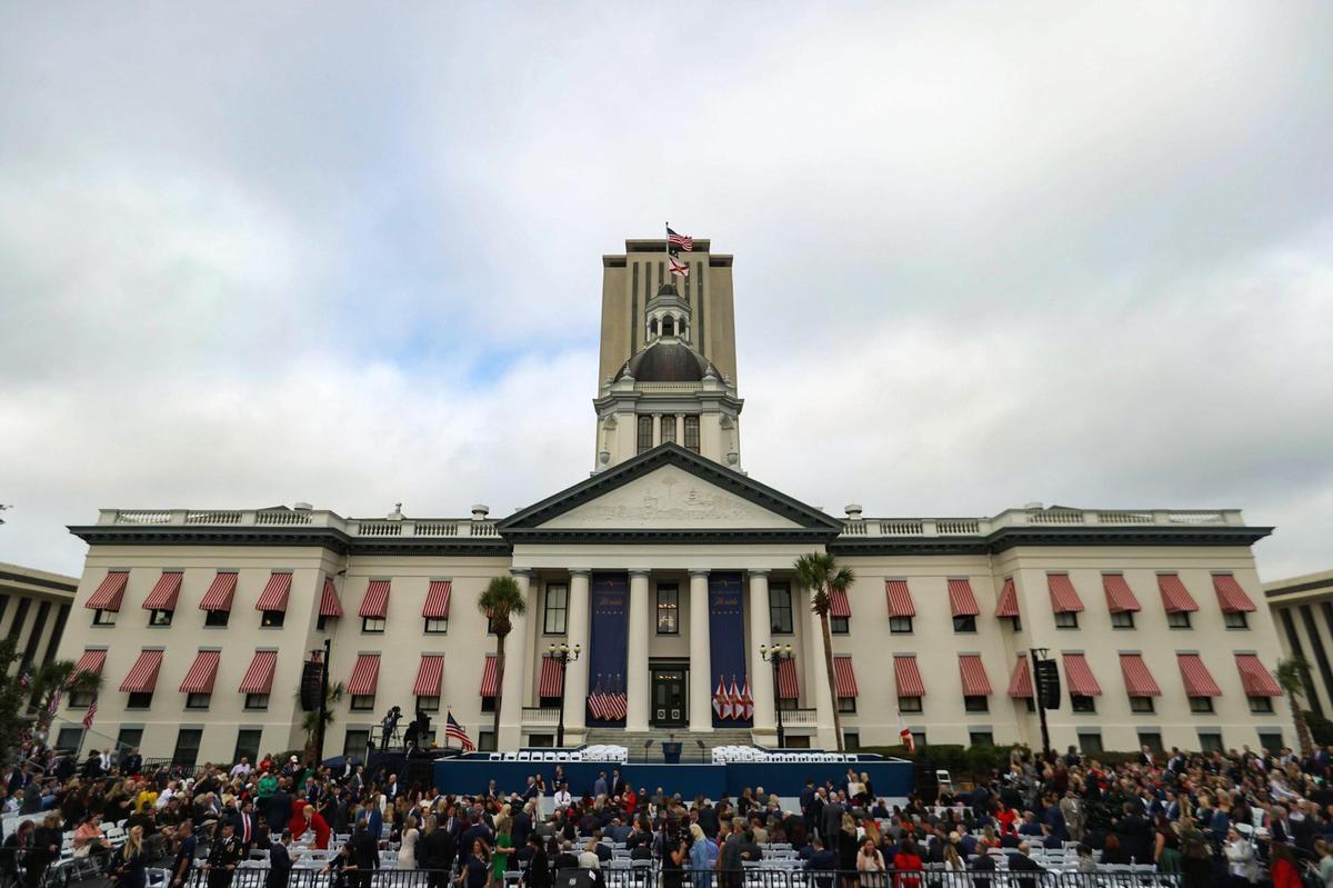 Vista general del escenario antes del inicio de la ceremonia de investidura del gobernador de la Florida, Ron DeSantis, en el Capitolio de la Florida, el martes 3 de enero de 2022, en Tallahassee, Florida. El edificio del Capitolio se cierne sobre el histórico Capitolio, que fue el telón de fondo de la toma de posesión.