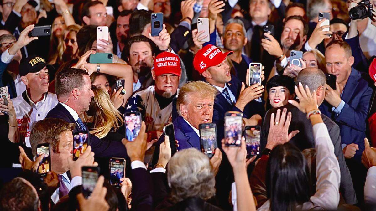 EL EXPRESIDENTE Donald Trump es recibido por sus seguidores el miércoles por la noche en Mar-a-Lago tras su acusación en Nueva York.