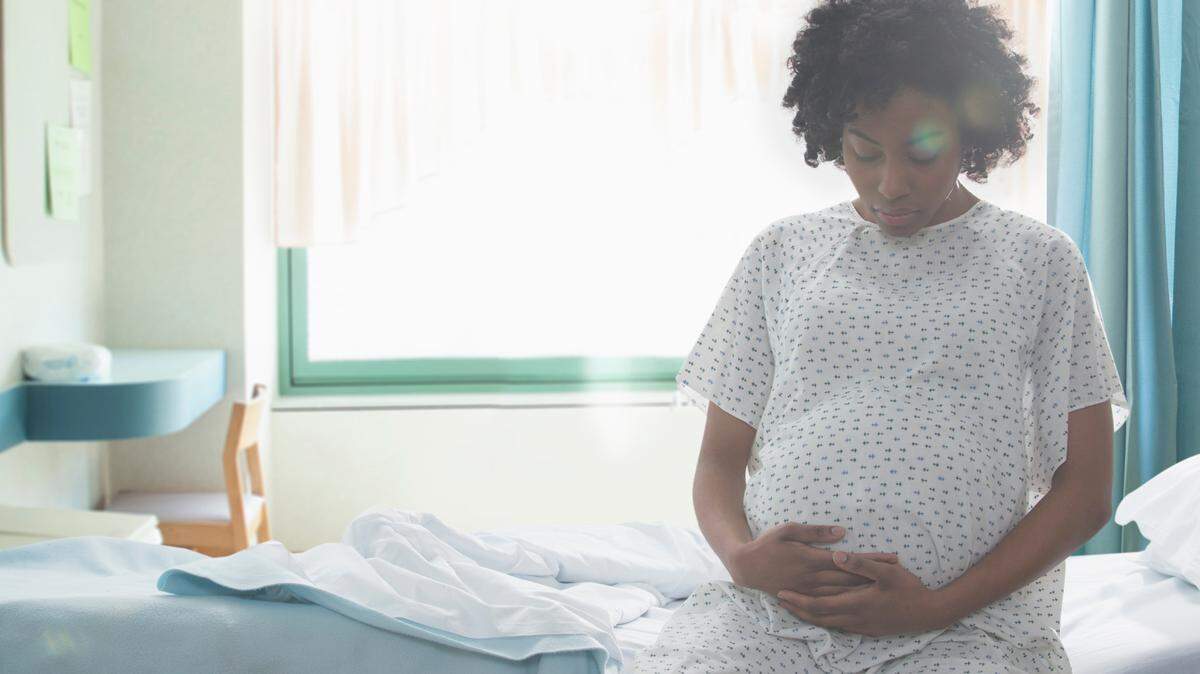 Algunas mujeres quieren que una comadrona las ayude durante el embarazo.