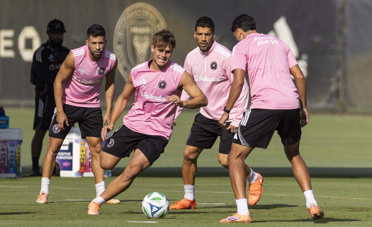 Inter Miami defender Jordi Alba (18), forward Mateo Silvetti (24), forward Luis Suárez (9) and midfielder Tomás Aviles (6) run drills during a team practice session at the Florida Blue Training Center on Thursday, Dec. 4, 2025, in Fort Lauderdale, Fla.