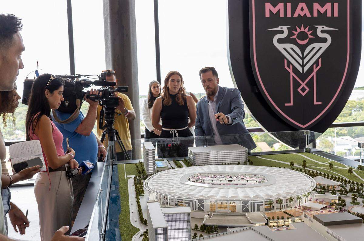 Brandon Schwartz, director de venta de entradas del Inter Miami, habla sobre la construcción del nuevo estadio del equipo en el Miami Freedom Park Experience Center, el 24 de junio de 2025 en Wynwood, Florida.