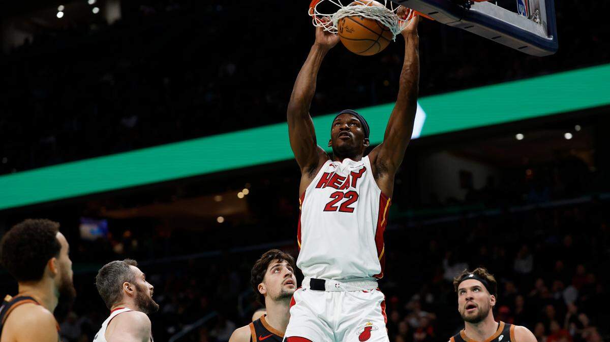El delantero de Miami Heat Jimmy Butler (22) hace una clavada ante el delantero de los Washington Wizards Deni Avdija (8) este 2 de febrero en el Capital One Arena.