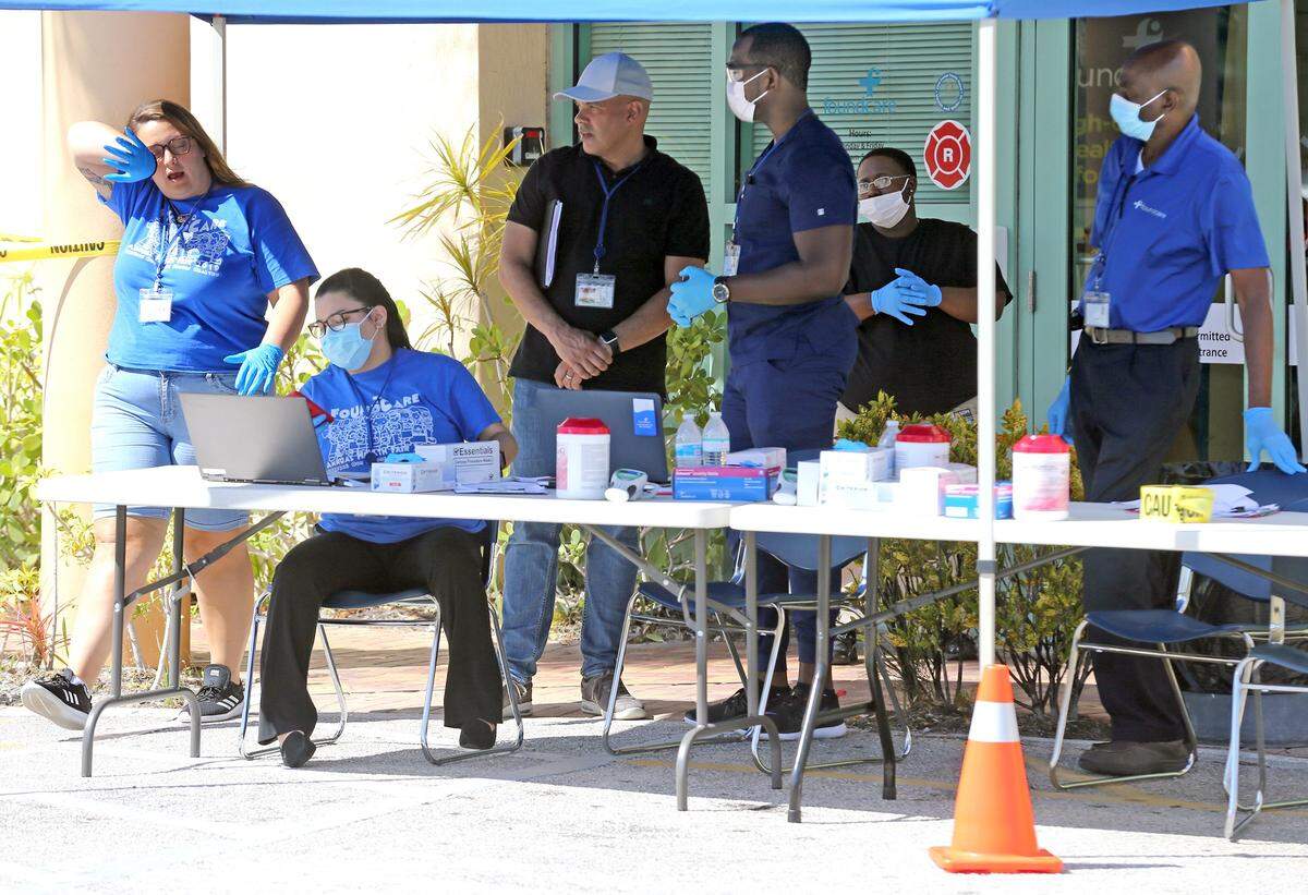 Empleados de FoundCare Center, donde se hacen pruebas del coronavirus en Palm Beach, Florida, el 16 de marzo de 2020.