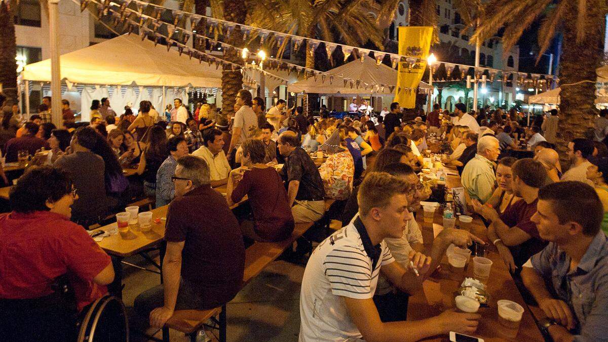 Cientos de personas acudieron a la primera noche del 18vo Oktoberfest anual en Fritz and Franz Bierhaus, de Coral Gables, el viernes 5 de octubre 2012. El festival de 10 días se extiende desde las 11 a.m. hasta las 12 a.m. todos los días hasta el 15 de octubre y cuenta con comida austriaca y bávara, música y cerveza. La cervecería está en 60 Merrick Way. La entrada es gratis.