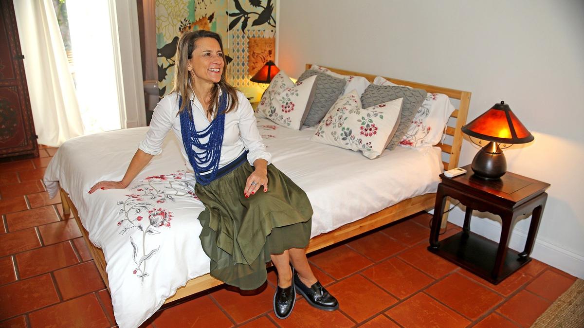 Paola Ugolini, que es la anfitriona del lugar más popular de Airbnb en la Florida, en la cabaña de su casa en Biscayne Park, el 16 de enero de 2019.