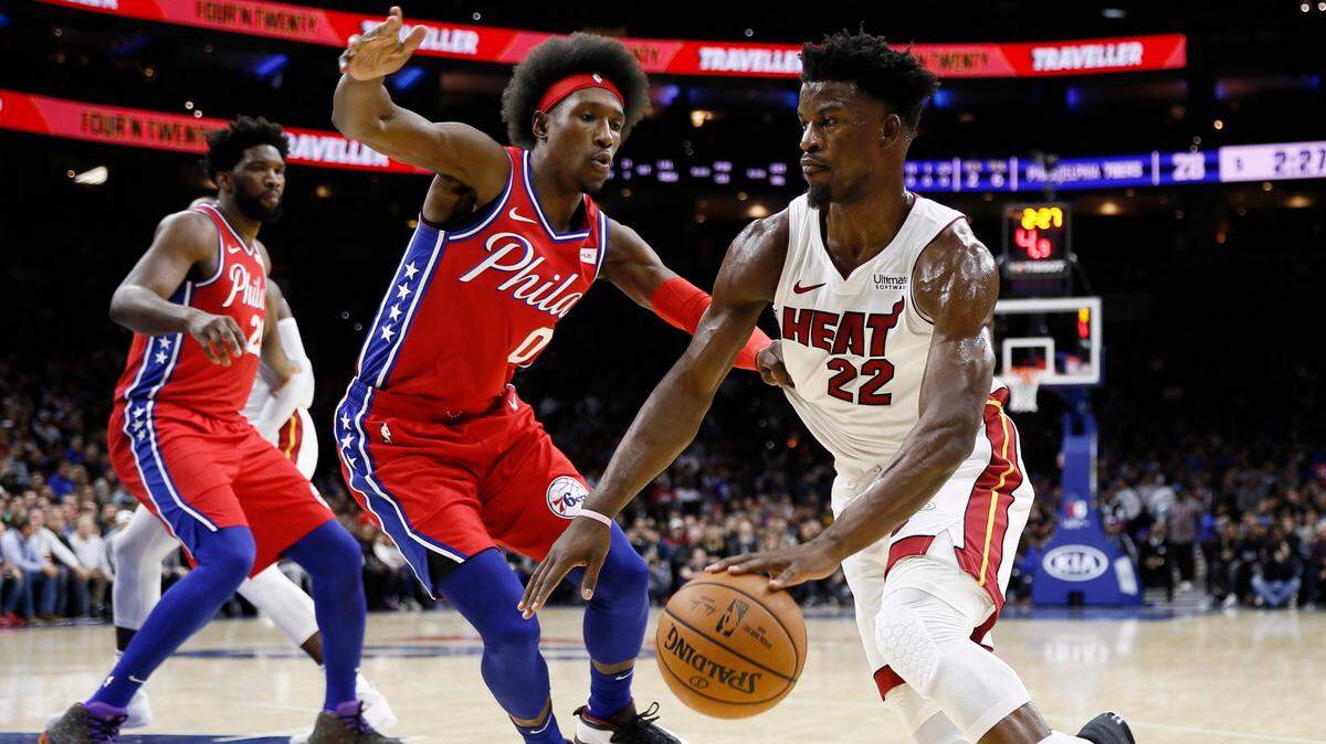 El jugador del Heat Jimmy Butler (22) lleva el balón ante la marca del escolta de los Sixers Josh Richardson (0) este sábado en Filadelfia.