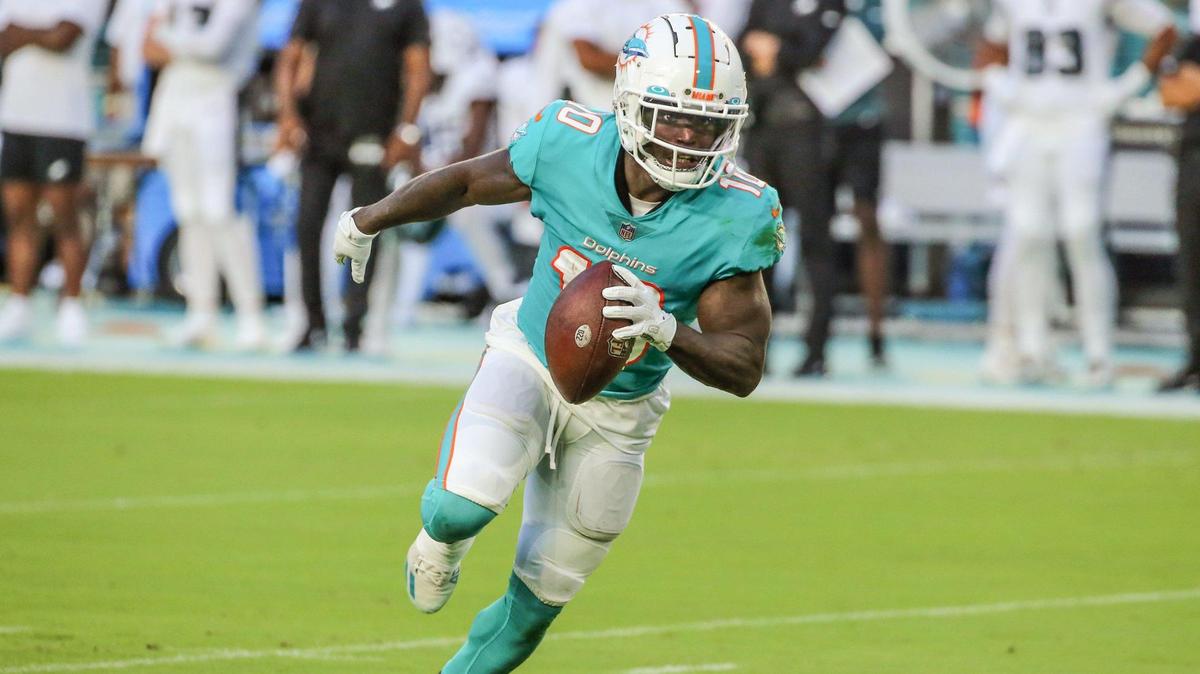 Miami Dolphins wide receiver Tyreek Hill (10) on a pass reception from quarterback Tua Tagovailoa (1) in the first quarter against the Philadelphia Eagles at Hard Rock Stadium in Miami Gardens on Saturday, August 27, 2022.