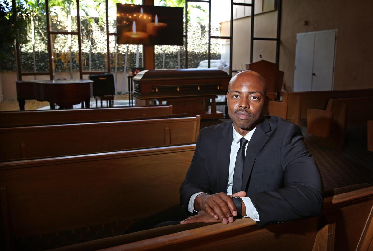 Evans St. Fort, qui dirige une maison funéraire à North Miami Beach, St Fort’s Funeral Home & Cremation, a déclaré qu’il est très difficile pour ses clients principalement haïtiens-américains d’accepter le COVID-19 comme cause de décès.