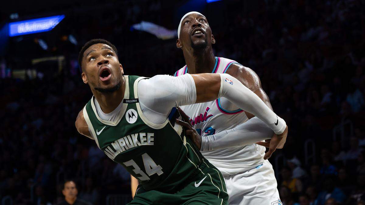 El astro de los Bucks de Milwaukee Giannis Antetokounmpo (izq.) lucha por un rebote con Bam Adebayo, del Heat, en el partido celebrado el 5 de abril de 2025 en Miami.