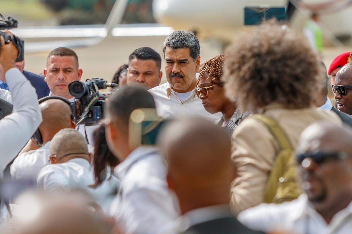El presidente de Venezuela, Nicolás Maduro, arriba en el centro, llega al Aeropuerto Internacional de Argyle, en Argyle, San Vicente, el jueves 14 de diciembre de 2023. Maduro llegó para una reunión con el presidente de Guyana, Irfaan Ali, sobre una antigua disputa sobre el territorio de Essequibo, una vasta región fronteriza rica en petróleo y minerales que representa gran parte del territorio de Guyana, pero que Venezuela reclama como propio.