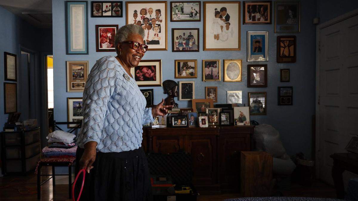 Bea Hines es fotografiada en su casa en esta foto de archivo del 4 de febrero de 2021. Fue la primera reportera negra del Miami Herald, tras ser ascendida a la Redacción en 1970.