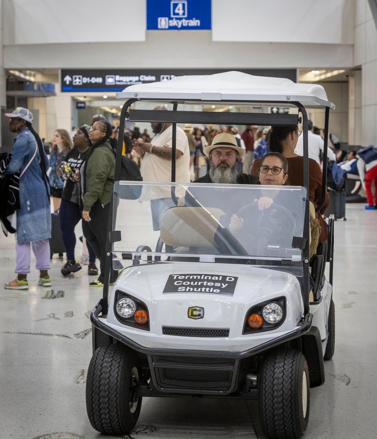 Un vehículo de transporte de cortesía recorre el Vestíbulo D del Aeropuerto Internacional de Miami, el miércoles 27 de septiembre de 2023. El SkyTrain elevado que da servicio al Vesstíbulo D lleva parado desde el 15 de septiembre de 2023 y se espera que reanude su servicio parcial en marzo de 2024.