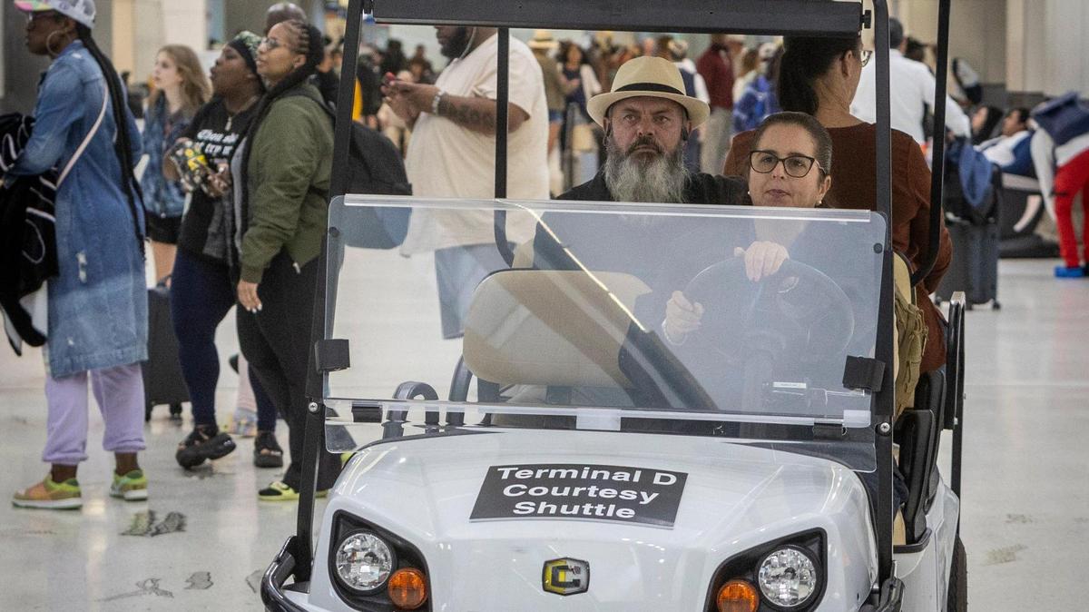 Un vehículo de cortesía recorre el Vestíbulo D del Aeropuerto Internacional de Miami, el 27 de septiembre de 2023. El SkyTrain está fuera de servicio indefinidamente, por lo que el servicio de transporte de cortesía es la única opción, aparte de caminar, para ir de un extremo a otro de la terminal.