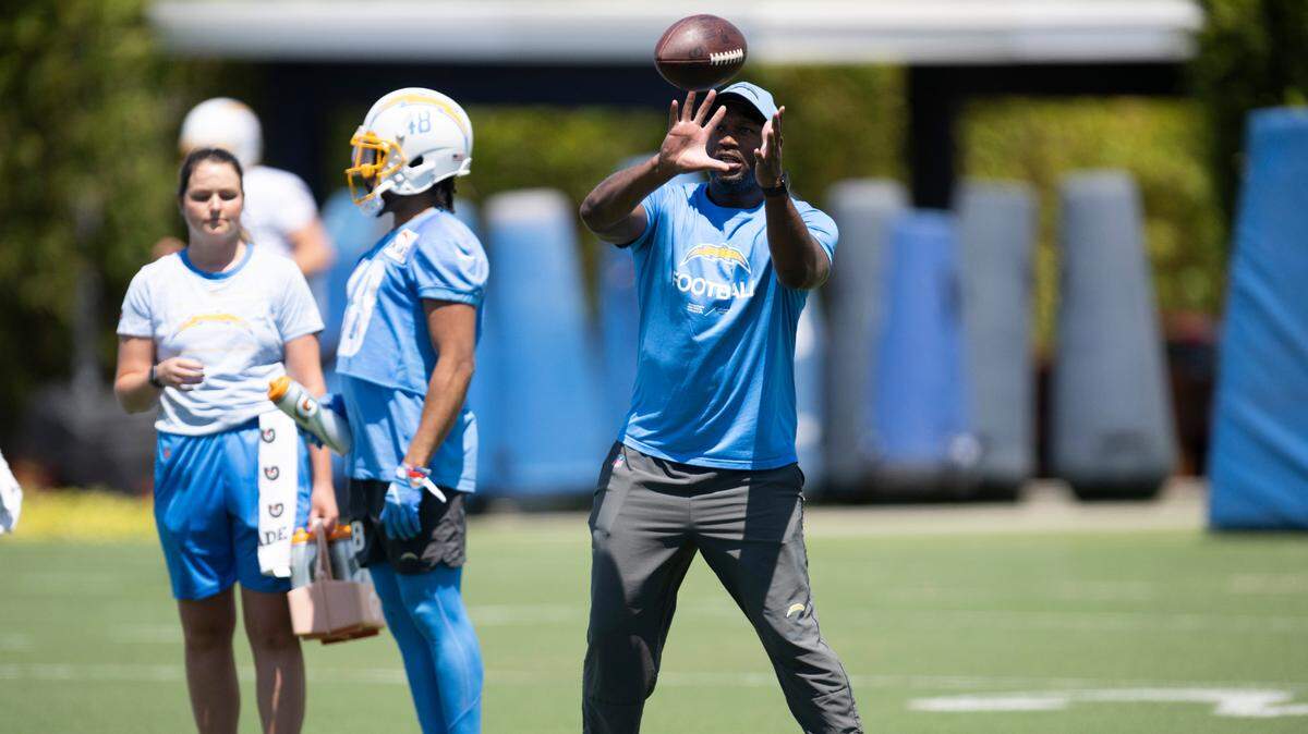 Foto de archivo. Renaldo Hill atrapa una pelota durante una práctica de los Chargers de Los Angeles, el 7 de junio de 2022 en Costa Mesa, California.