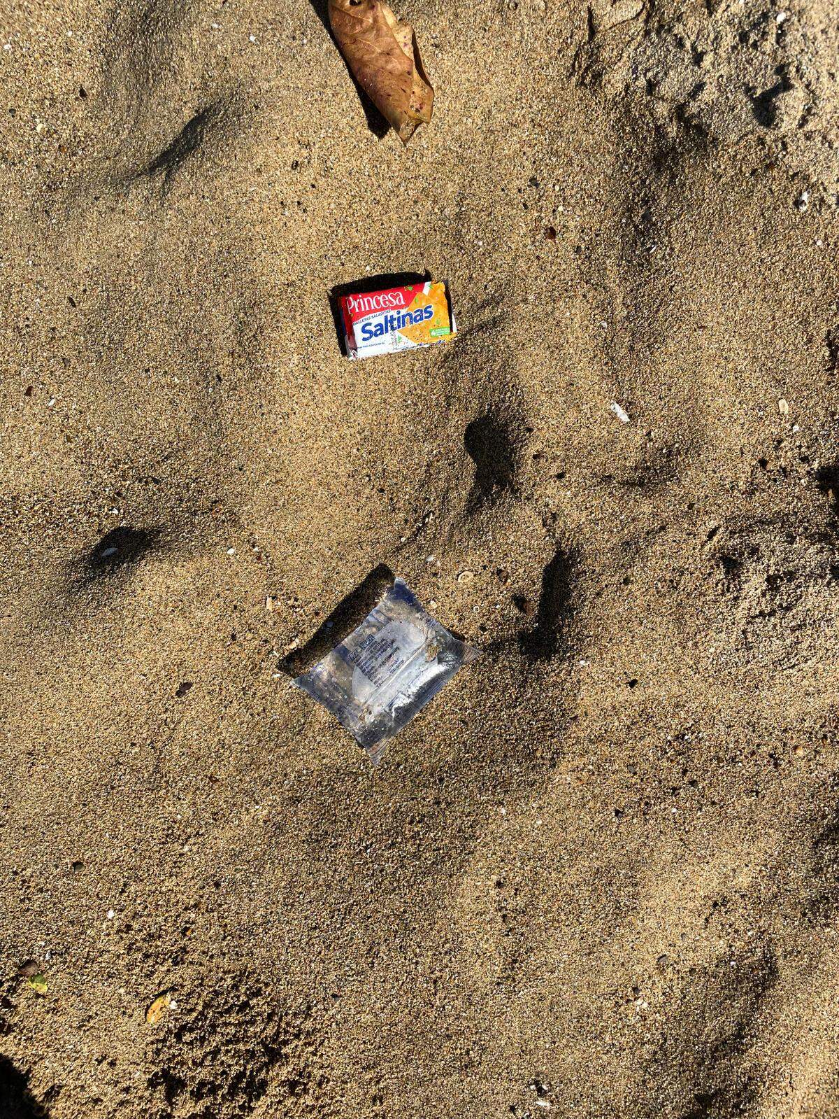Alimentos y agua supuestamente dejados por migrantes haitianos en las playas de Rincón, Puerto Rico, el 24 de enero.