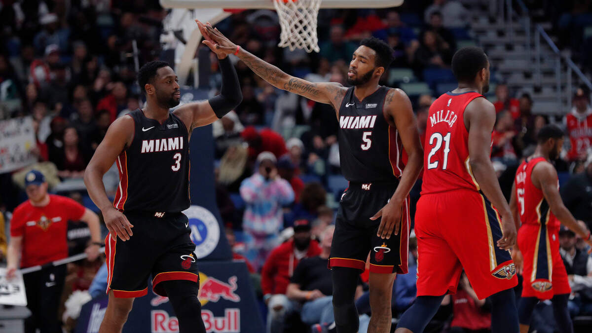 Los jugadores del Heat Dwyane Wade (3) y Derrick Jones Jr. (5) celebran una canasta contra los Pelicans en New Orleans, el 16 de diciembre del 2018.