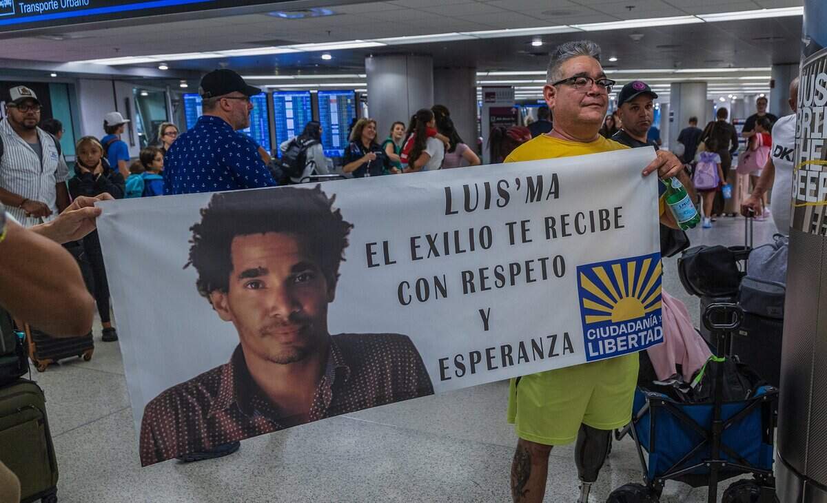 Miembros de la comunidad del exilio cubano dieron la bienvenida al artista disidente cubano Luis Manuel Otero Alcántara en el Aeropuerto Internacional de Miami el sábado.