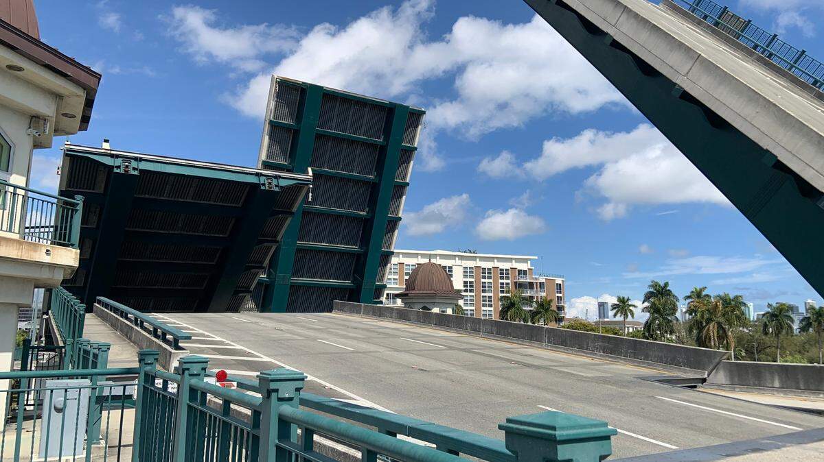 El puente levadizo dela  12 Avenue en Miami en el momento de elevarse.