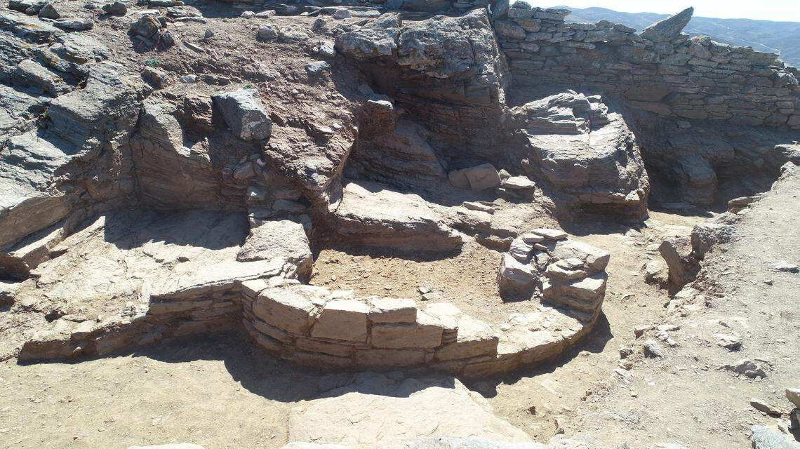 The horseshoe-shaped structure found in building No. 3.