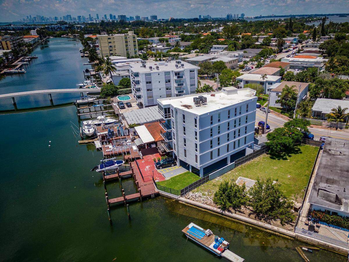 Vista aérea del edificio de cuatro viviendas situado en 8125 Crespi Blvd., en Miami Beach, donde Sipiwe Anderson es propietaria de un apartamento y vive con su familia desde 2001.