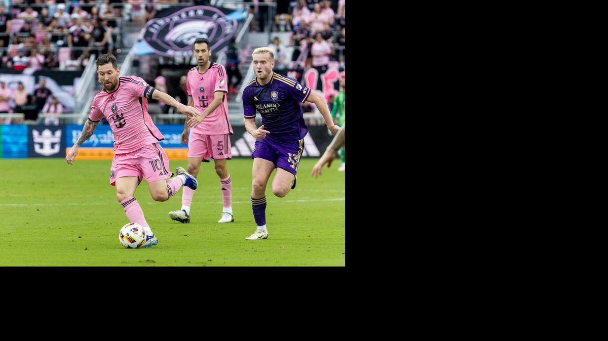 El delantero del Inter Miami Lionel Messi (10) controla el balón mientras el delantero del Orlando City Duncan McGuire (13) defiende en la primera mitad de un partido de la MLS en el Chase Stadium el sábado 2 de marzo de 2024 en Fort Lauderdale, Florida.