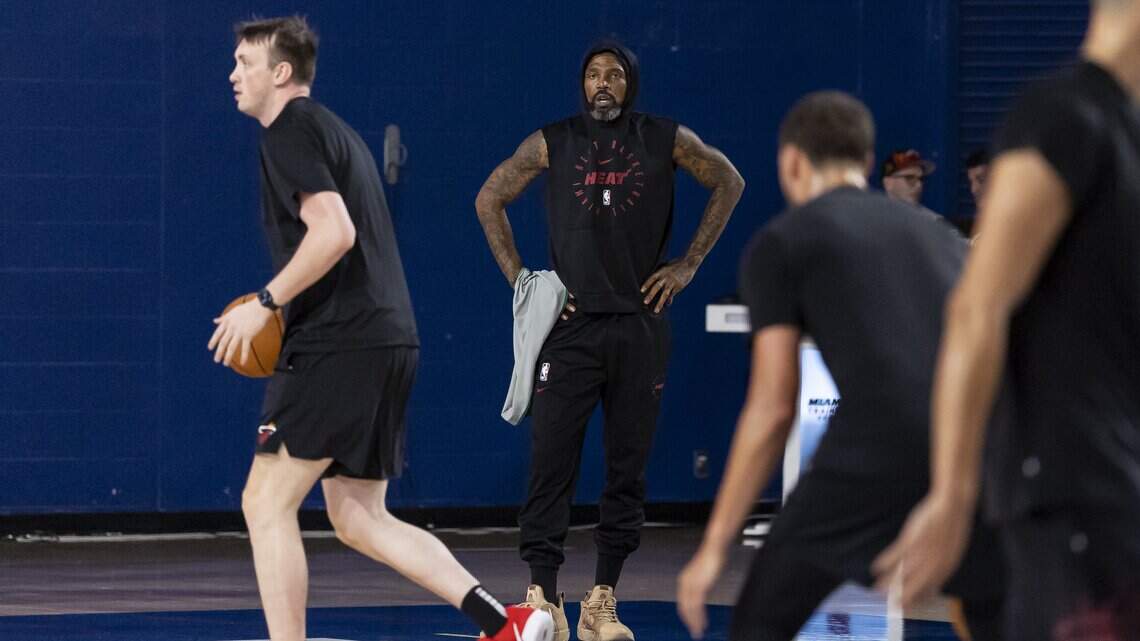 El eterno capitán: Haslem no juega, pero deja su huella en Antetokoumpo y los nuevos valores del Heat