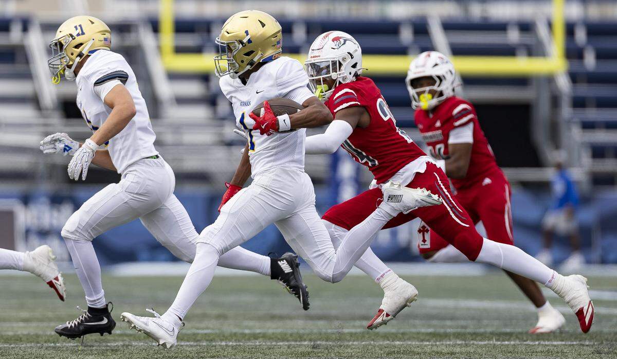 Cardinal Newman Crusaders wide receiver Leslie Mosley (1) runs with the ball in the first half of their Class 1A state championship football game against the Chaminade-Madonna Lions at Pitbull Stadium on Thursday, Dec. 11, 2025, in Miami, Fla.