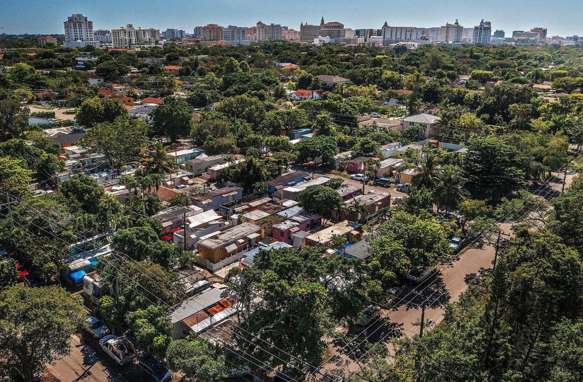 Vista del horizonte de Coral Gables en la distancia y casas móviles en el Gables Trailer Park, que tiene aproximadamente 90 casas móviles y está situado frente a Graceland Memorial Park North, en SW 44th Avenue. A los habitantes les preocupa ser desplazados ya que la ciudad de Coral Gables está avanzando con el proceso de anexión, el miércoles 18 de octubre de 2023.