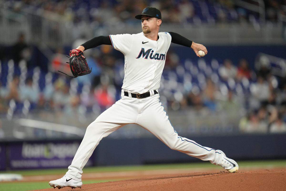 Miami Marlins starting pitcher Braxton Garrett (29) pitches against the Pittsburgh Pirates in the first inning at loanDepot Park.