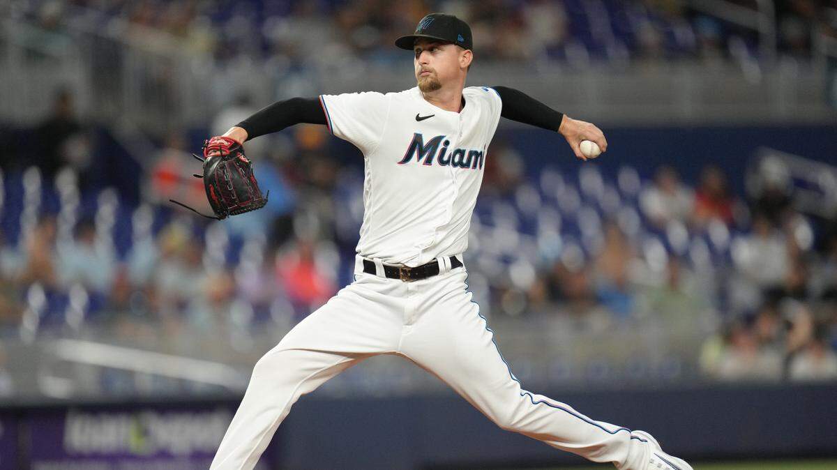 Miami Marlins starting pitcher Braxton Garrett (29) pitches against the Pittsburgh Pirates in the first inning at loanDepot Park.
